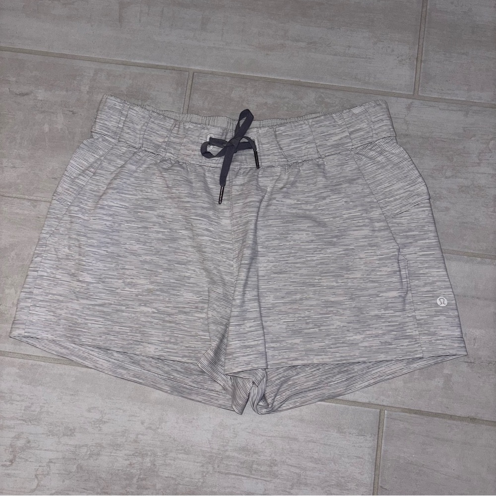 Lululemon On The Fly Short 2.5" in the color Wee Are From Space, Size 10